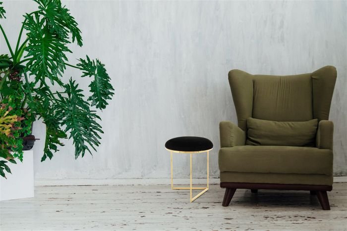 S269I-GLD_Hocker-Wynona-300-Schwarz-Gold_Ambiente201.jpg